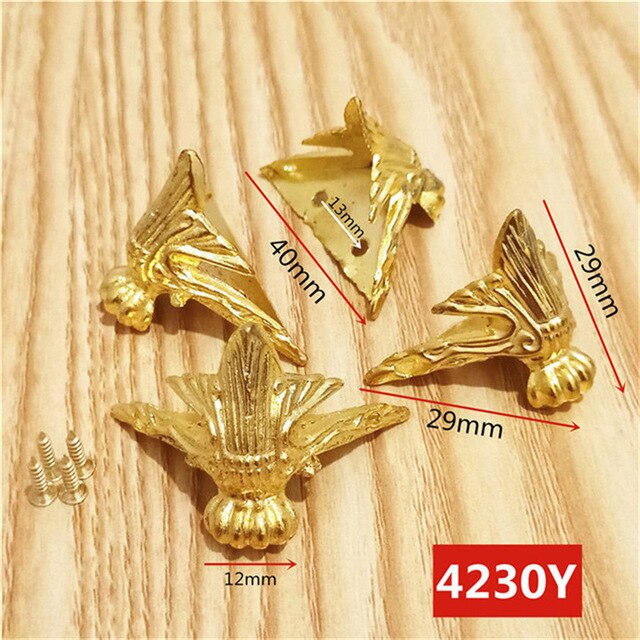 4 stk/parti 40 x 29mm kassefødder i zinklegering antik gyldent trækassefødder ben hjørnebeskytter trekant udskåret dekorativt beslag: Gul 4 stk