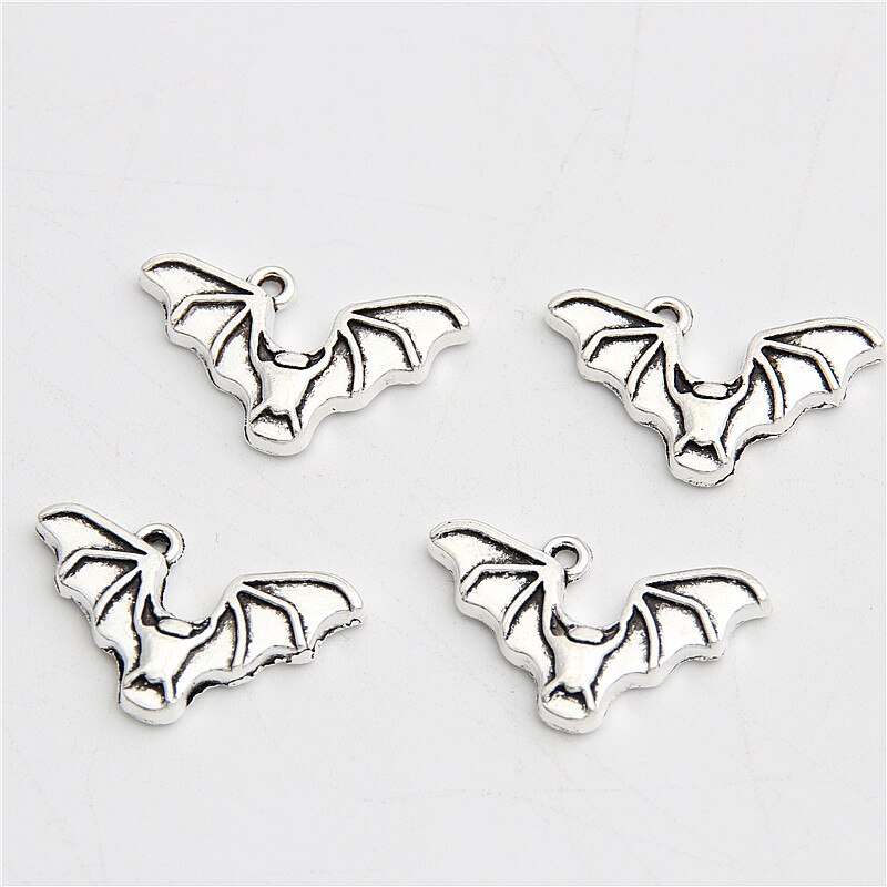 30pcs Argento Colore Carino Bat Pendenti E Ciondoli Volare Animale Dei Monili Hallow Misura I Risultati Del Pendente Per La Collana Fai Da Te Portachiavi 24x15 millimetri A2987