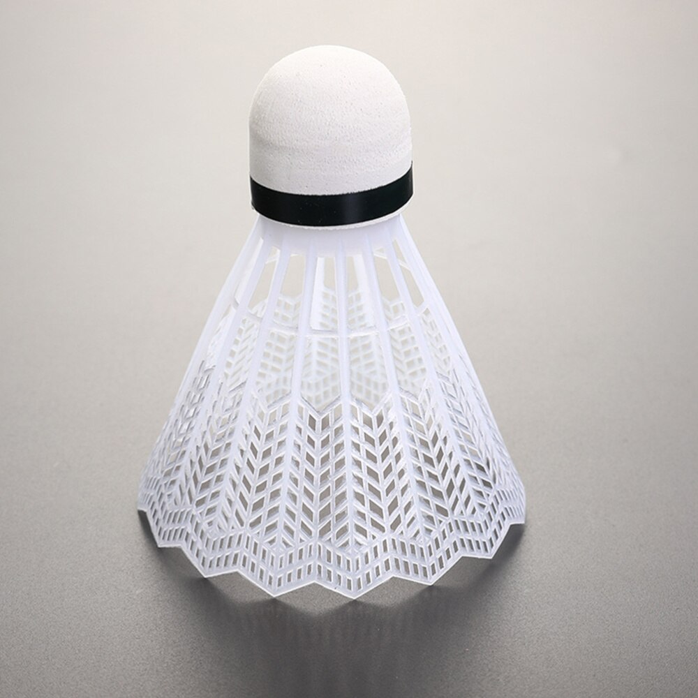 12 stücke Badminton Praktische Federbälle Sport Liefert ÜSpund Zubehör für drinnen draussen Spielen (Weiß)