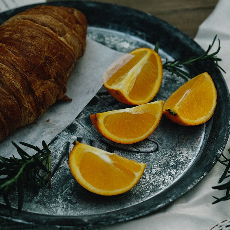 Retro Galvanized Iron Metal Round Plate Desktop Flat Dessert Bread Plate Antique Decor Handles Serving Tray Photography Props