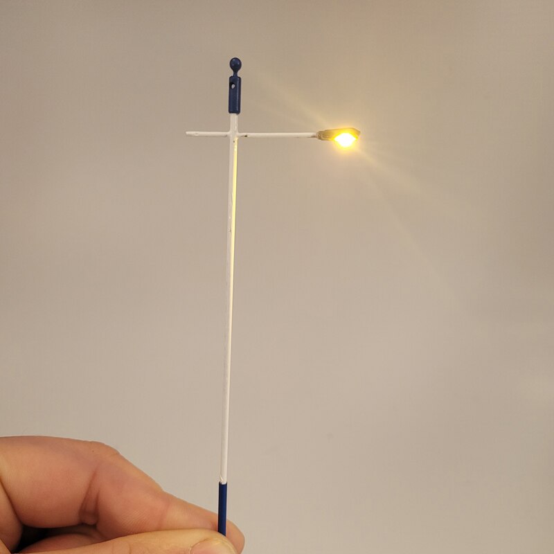 2 stück 1:87 ho- Sporn-straßenlaternenmodell mit einköpfiger LED-laterne, geeignet für eisenbahn- und straßenbeleuchtung, 12v Boulevard-/Autobahn-/parkplatz-Grundrisse