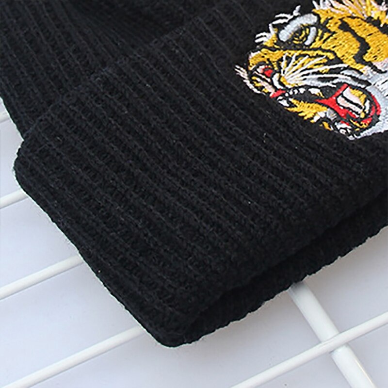 Broderi tiger ski hatte strikkede huer til mænd til kvinder strikket vinter hip hop stil hat unisex hue
