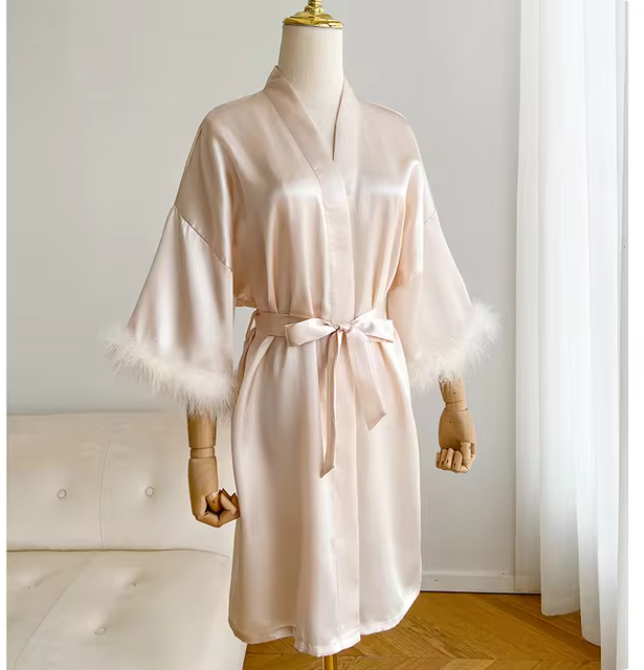 Peignoir en satin blanc avec plumes pour femme, robe de mariée, kimono sexy pour demoiselle d'honneur, quel que soit le court, peignoir pour patients, InDispensLingerie: Or