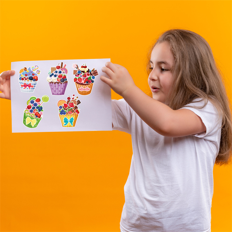 Machen Sie eine Cupcake-AufkleberböGen für freundlicher. Süß. Erstellen Sie Ihren eigenen Cupcake. DIY-Puzzle-Aufkleber. Kindergeburtstagsgeschenke. Party-Aufkleber M