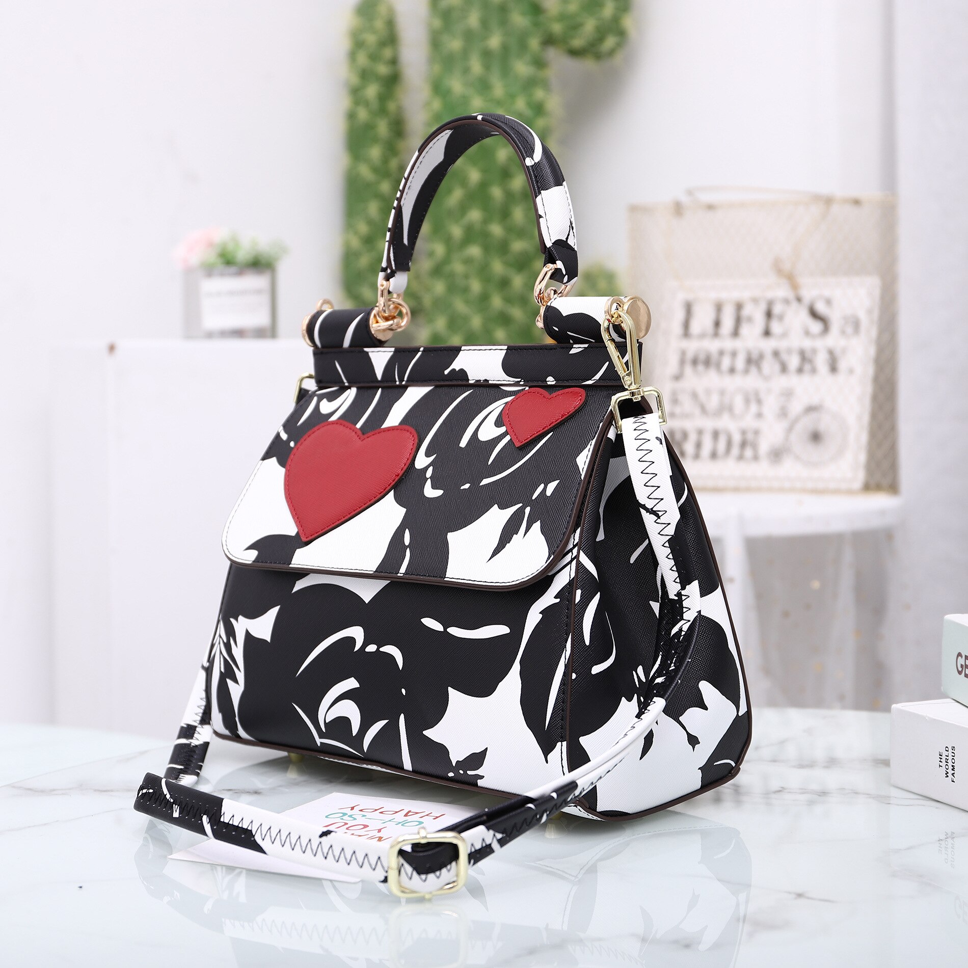 VM KISS Classic Women Frame Handbag Europe And America Printing Shoulder Messenger Totes Ladies Bags Bolsa Feminina: love