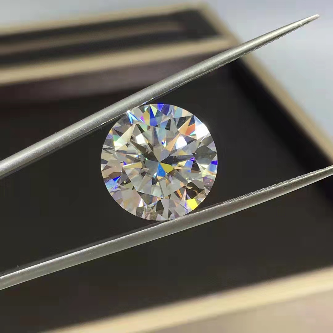 1ct weiße, runde moissanit-rohsteine in der farbe d (vvs) haben Höhle Prüfung bestanden und eignen sich zur herstellung von luxuriösem moissanit-diamant-hochzeitsschmuck.