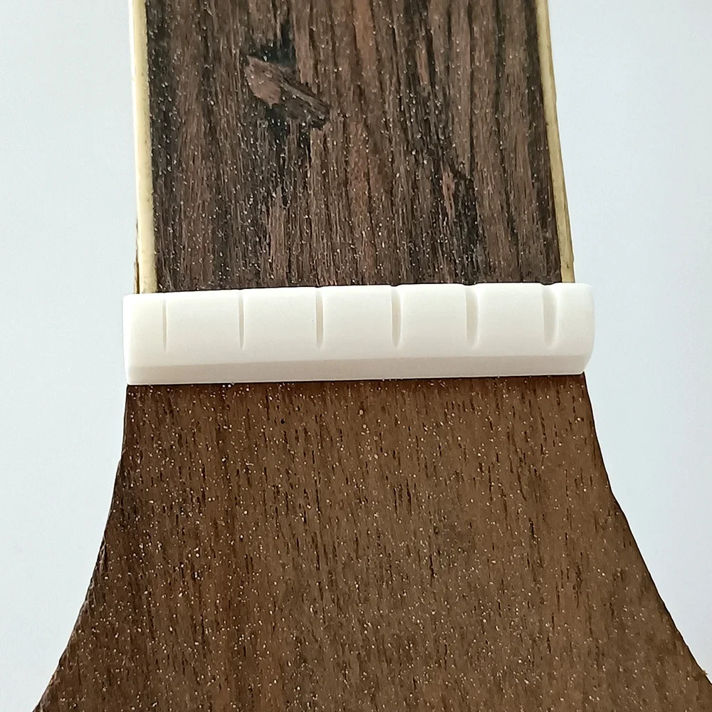 1 kitaran osasarja, 6- kielinen klassinen kitara, luusta tehty talla, satula ja satula, norsunluunvärinen sarja, aitoa luuta