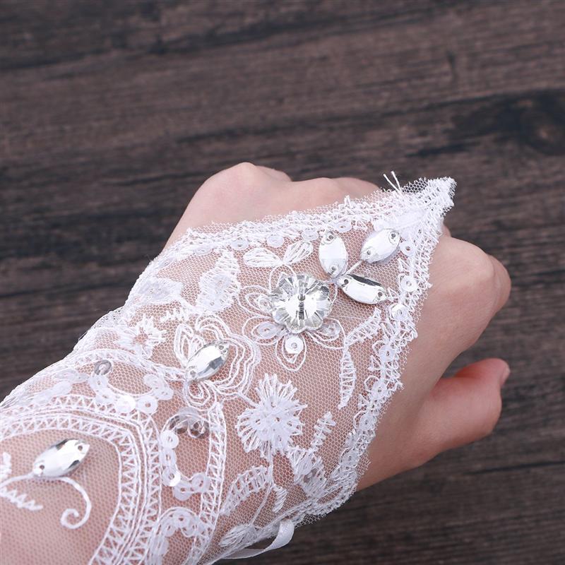 Białe krótkie rękawiczki ślubne damskie rękawiczki ślubne bez palców eleganckie białe koronkowe rękawiczki kryształ górski na akcesoria ślubne dla nowożeńców