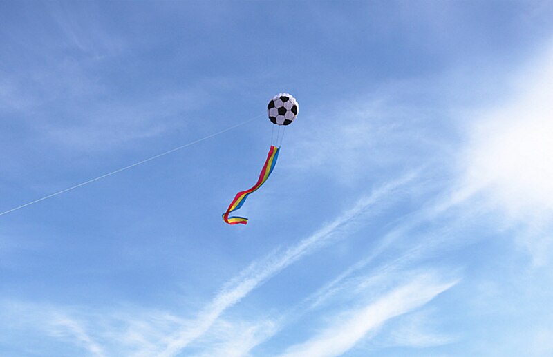 Zachte Opblaasbare Voetbal Kite Cartoon Kinderen Kite Kleur Lange Staart Enkele Lijn Kite Volwassen Outdoor Recreatie Sport Flying Tool
