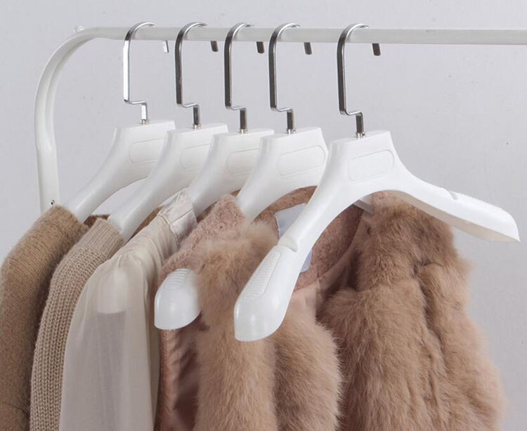 Cabide plástico branco grosso da roupa do ombro largo para o vestuário e a pele dos revestimentos (8 peças/lote)