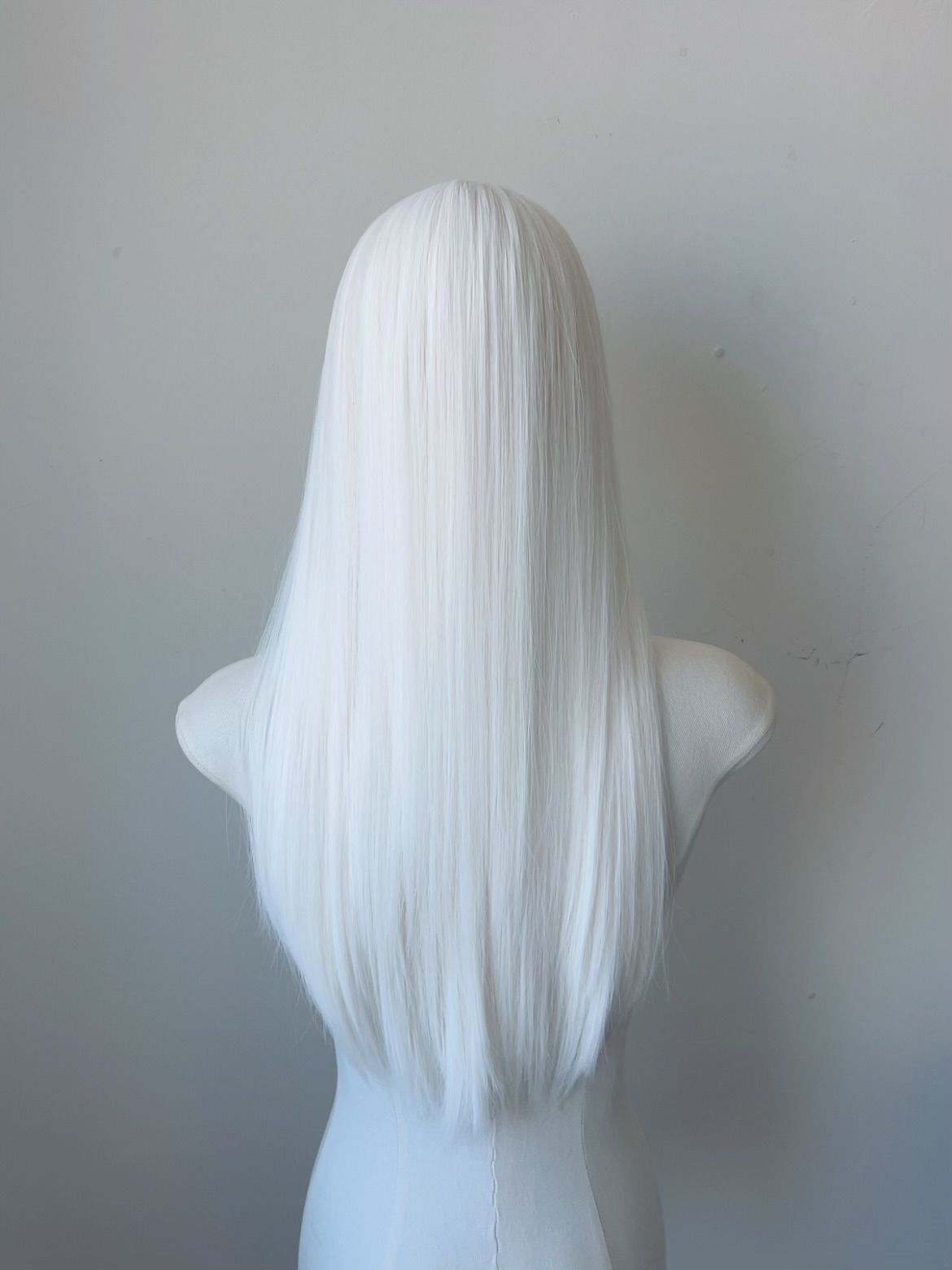 Peluca blanca con flequillo, pelucas de pelo largo y liso, peluca sintética de 28 pulgadas para mujer, pelucas de Cosplay de fibras resistentes al calor, pelucas Lolita