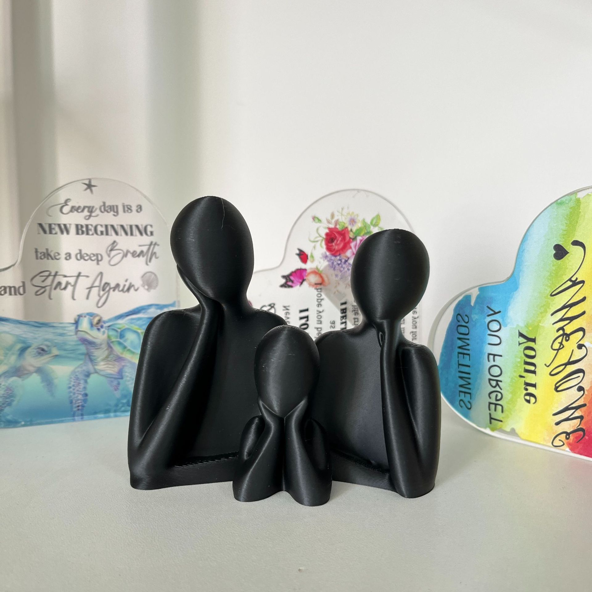Nueva decoración de impresión 3D para una familia de tres figuras familiares abstractas, blanco y negro, adorno de decoración del hogar: Gris claro