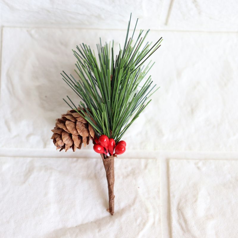 10 stuks kerstprikkers met rode bessen en dennenappels, versierd met hulsttakken en bloemen