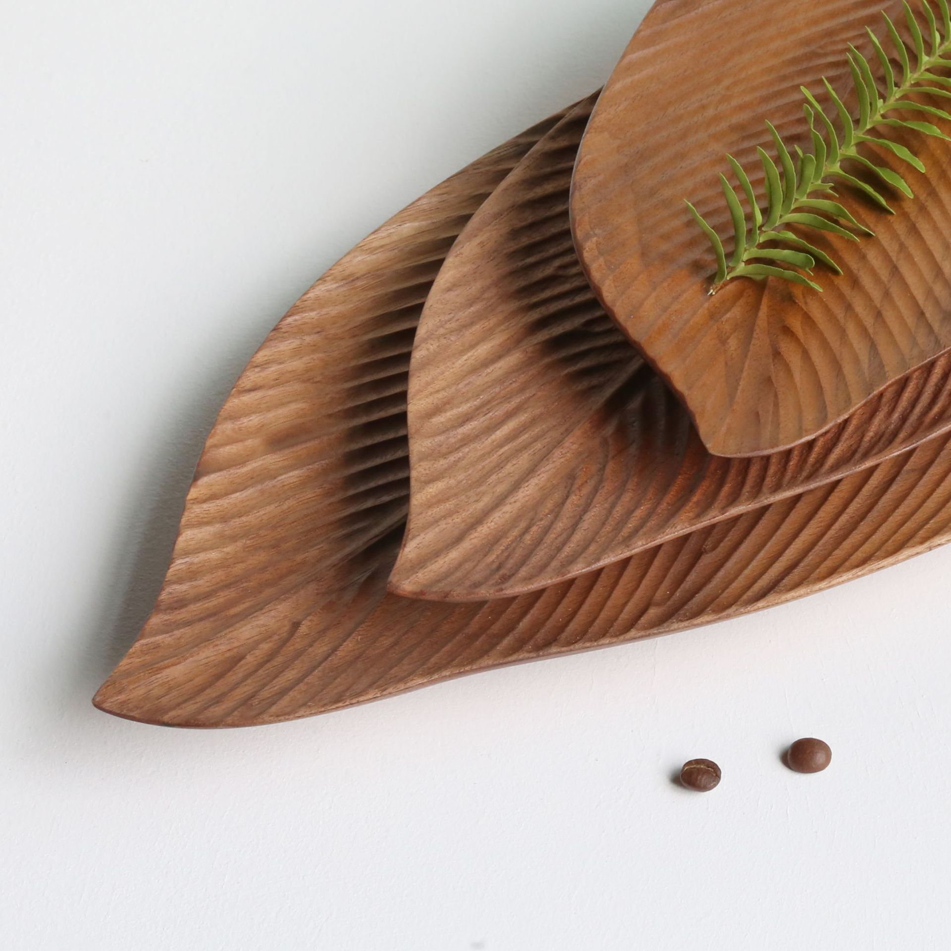 Solid wood tray black walnut whole wood fruit tray Japanese manual log carving leaf shaped wood tea tray