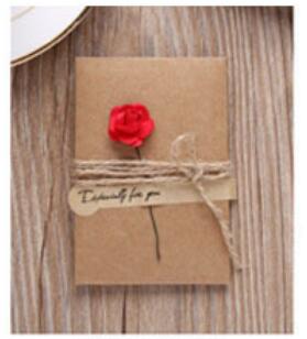 10 stuks/ diy kraftpapier handgemaakte gedroogde bloemen uitnodigingsgroetkaart met envelop kerst bruiloft verjaardag bedankjes kaarten: Rode roos klein