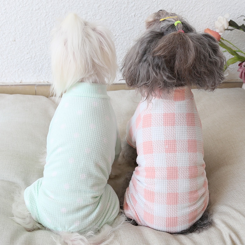 Monivärinen superlämmin nelijalkainen koirapyjamat syksyyn ja talveen uusimmat pehmeät ruudulliset pyjamat hengittävät koiranvaatteet