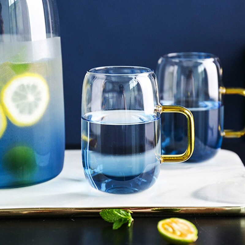 Set van blauwe marmeren flessen voor koud water, hittebestendige glazen pot en waterkoker