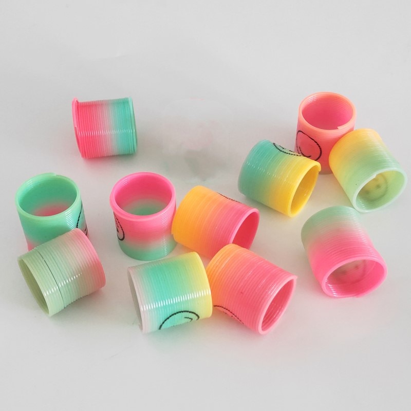 24 Stks/partij Regenboog Lente Magic Plastic Regenboog Lente Kleurrijke Kinderen Grappige Klassieke Speelgoed Kleine Speelgoed Voor Kinderen