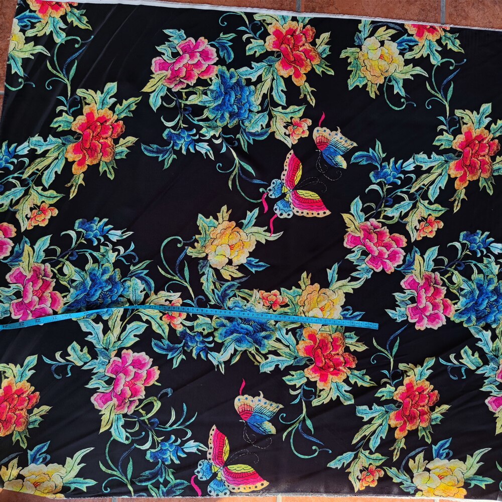 19m ren silke charmeuse silke satin silke stretch silke stof morbær silke sort baggrund med stort blomstermønster