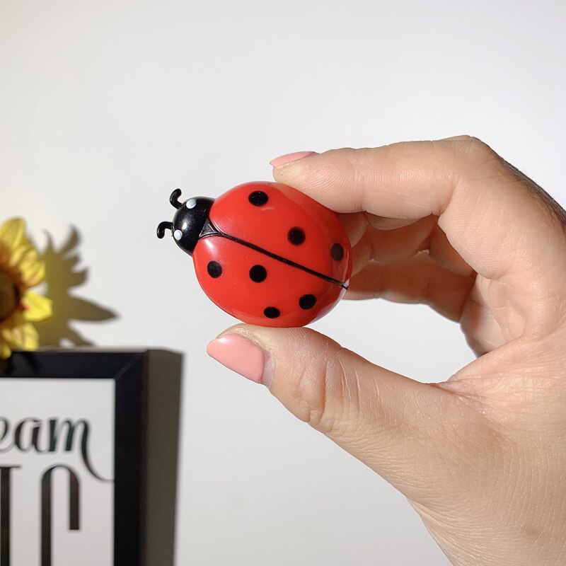 Värisevä kissanlelu, lady bug, cat bug lelu, vilkkuvalla ledillä tai ilman