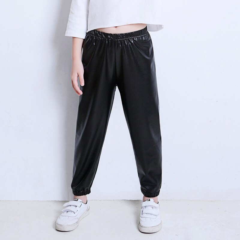 Del bambino del bambino del bambino del bambino della ragazza black stretch in pelle artificiale close-lato di modo allentato pantaloni