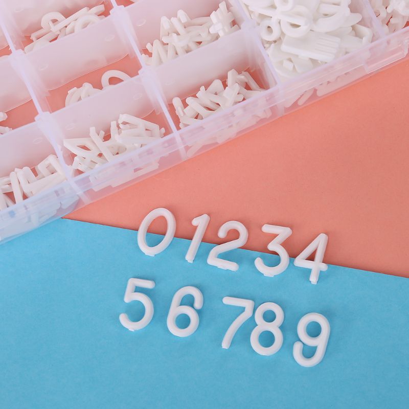 Carton de 713 lettres prédécoupées de 1 pouce et 3/4 caractères dans une boîte d&#39;organisation