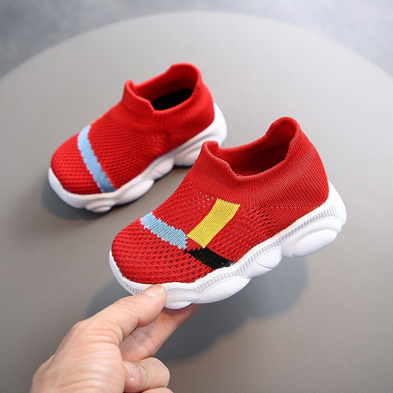 Størrelse 22-26 børn åndbare strømpesko drenge skridsikre bløde sneakers piger slidstærke sneakers baby casual småbørnssko: Rød / 26