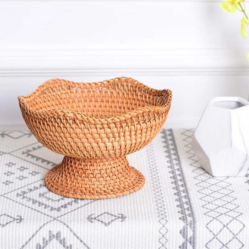 Rotan fruitmanden, rieten opbergschalen, natuurlijke geweven serveermanden, decoratieve manden voor het organiseren van spullen op het aanrecht.