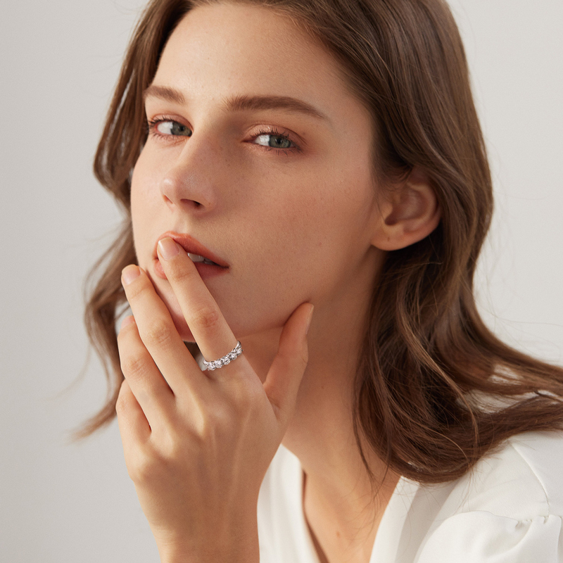 Iogou forlovelsesring med 5 steiner, 4mmd moissanitt, halv allianse-gaver, jubileumsringer til kvinner, sølv med 925 fint smykker