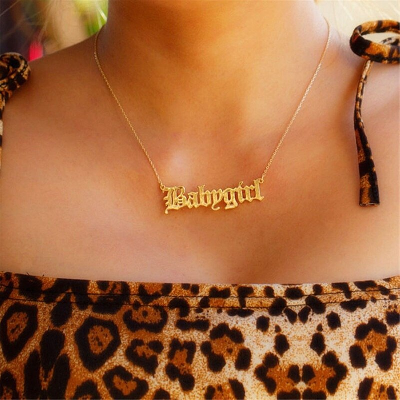 Persönlichkeit Nette Metall Babygirl Englisch Buchstaben Anhänger Halskette Edelstahl Gold Farbe Kette Halskette für Frauen