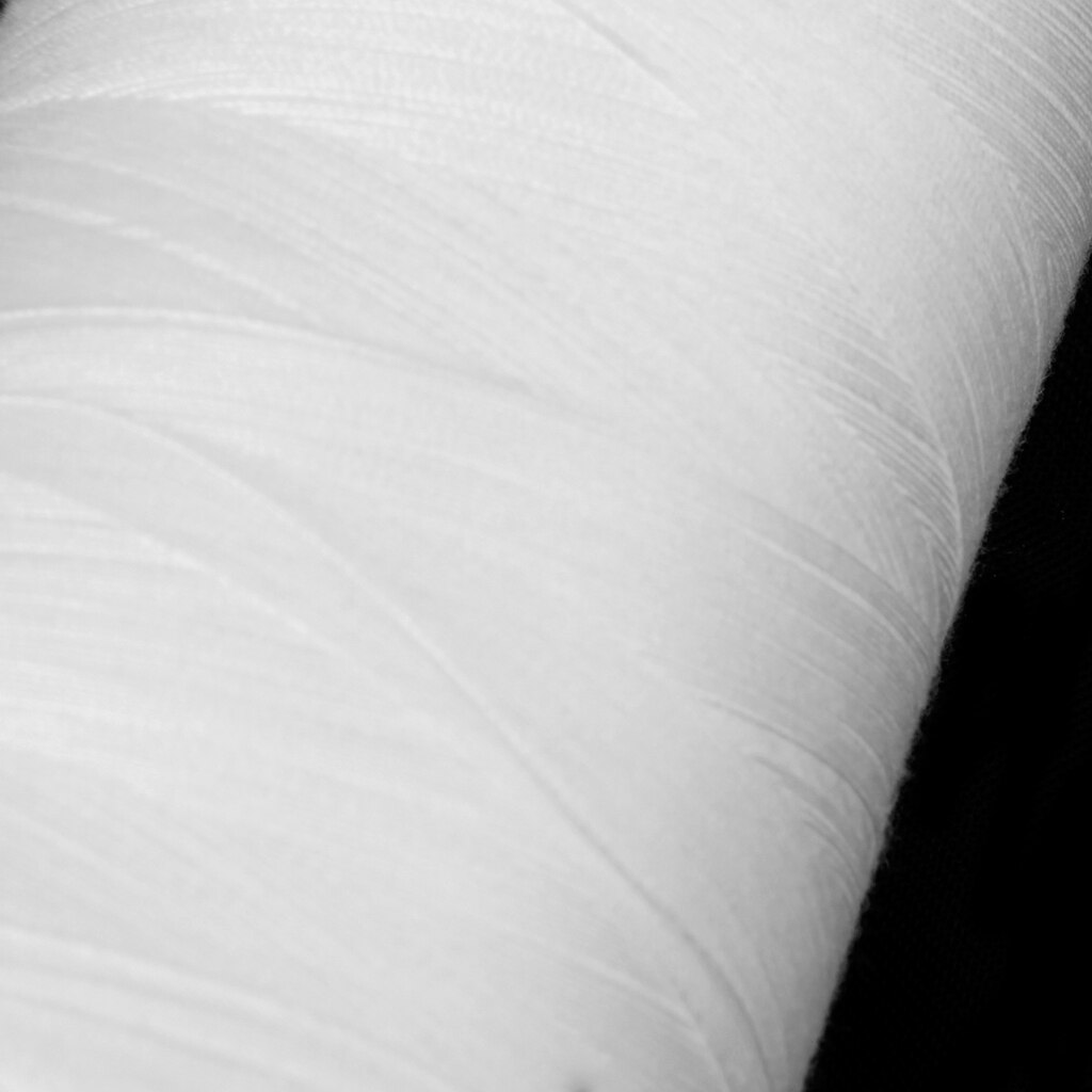 Conos de hilo de coser de poliéster negro blanco para bordado, punto de cruz, mano o máquina de coser