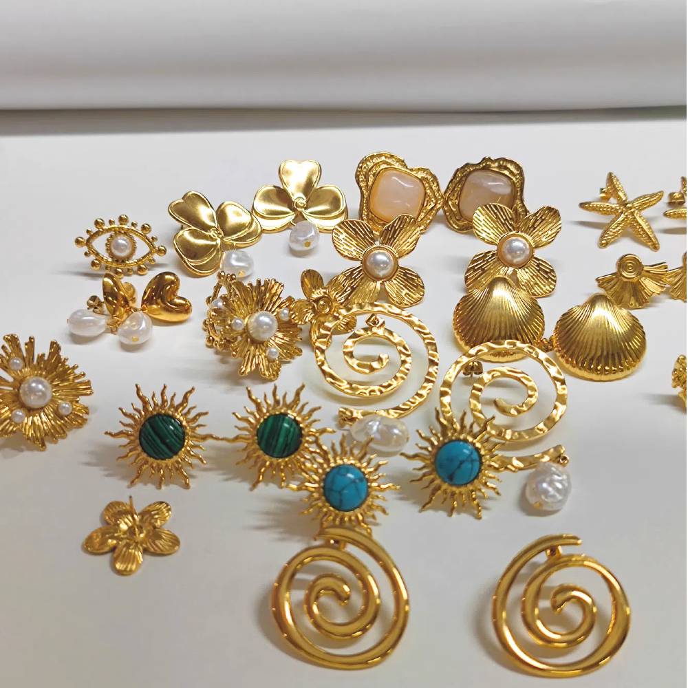 Pendientes delicados de flores para mujer, concha de Color dorado, acero inoxidable, resistente al agua, joyería Bohemia para el sol, Aretes de perlas de Navidad bonitos