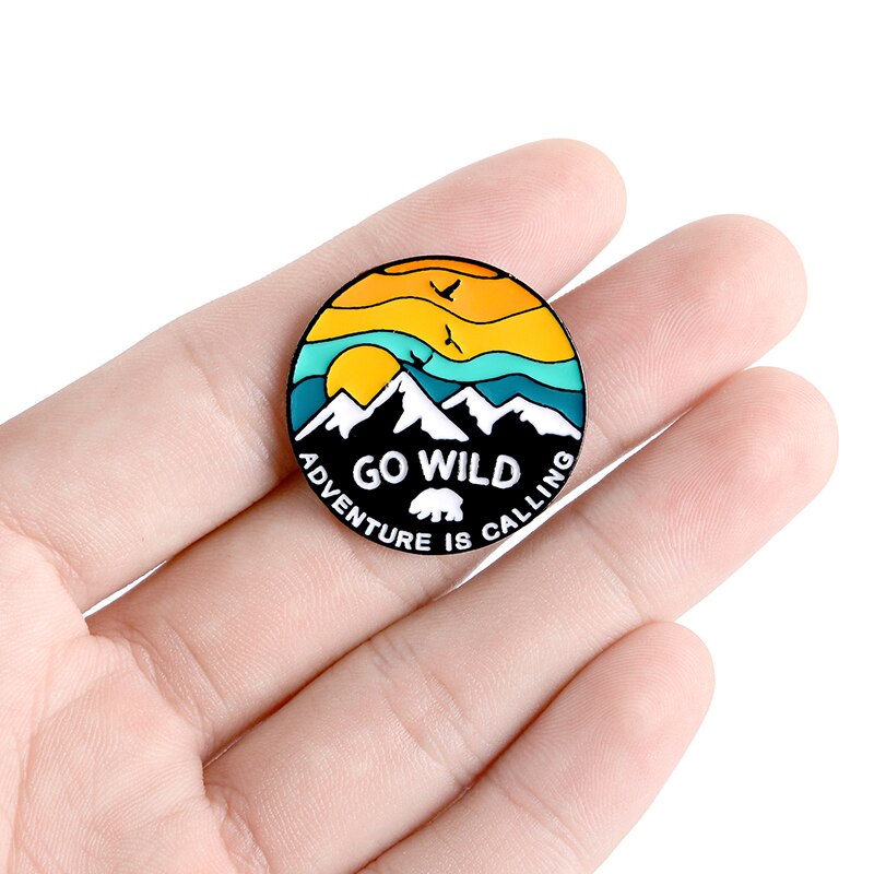 WILDE GAAN Emaille Pin Custom Adventure is Bellen Broches Rugzak Kleding Revers Pin Outdoor Badge Sieraden Cadeau voor Kinderen Vrienden
