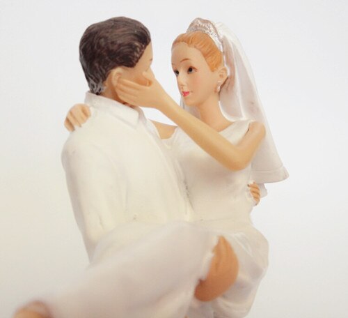 beach wedding theme cake topper bride and groom kissing on the beach wedding cake topper cake stand wedding