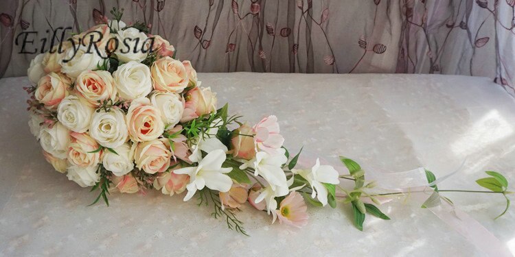 Foss bukett bryllup blomster fersken rosa korall hvit fleur rose blonder teardrop brude bryllup bukett til bruden mariee