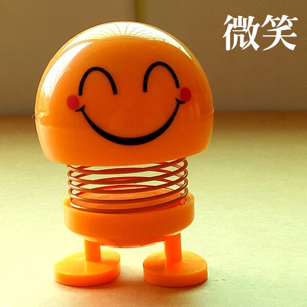 Śmieszne słodkie lalki twarzy pouruszająca głową lalka w samochodzie kreatywny samochód słodkie ozdoby wiosenne wyrażenie: smile