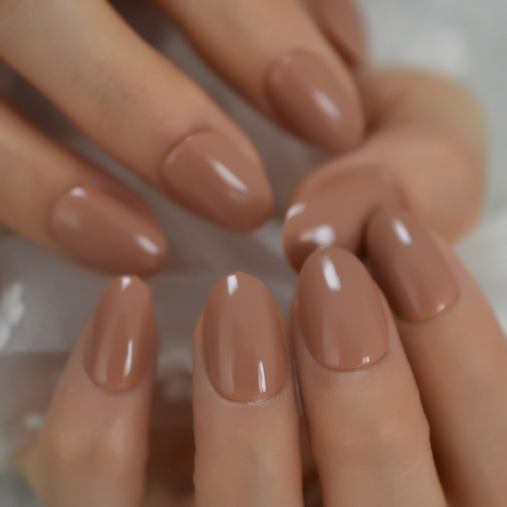 Uv-lichtbruine nagels, ovale gelnagels, kunstnagels, effen kleur, korte manicure, kunsttips, ovaal met kleeflipjes