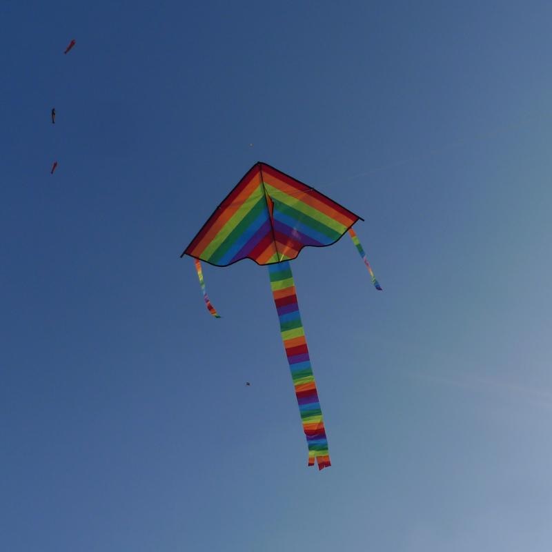 Cometa de arco iris de , lote de 2 unidades con herramientas de vuelo, cometa deportiva divertida para exteriores, cometa de Color triangular para niños,