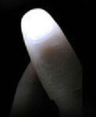 2 stk fest lysende legetøj magisk lys op glød tommelfingre fingre trick vises lys tæt på: Hvid