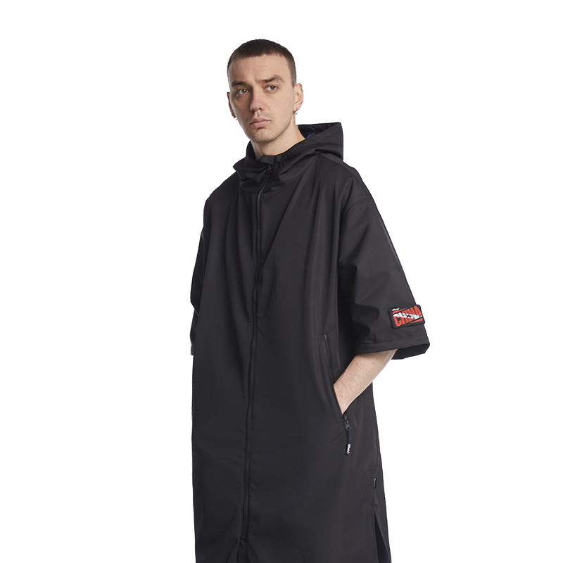 Hiturbo Waterdichte cape met korte mouwen en capuchon Aankleedcape Winddicht Sneldrogend Zwemmen Surfen Klimmen Warme sneldrogende cape: L / Black