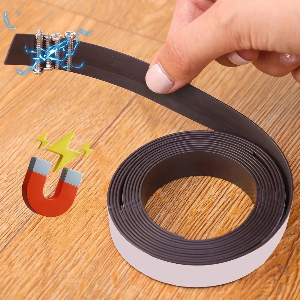 Sterke magnetiske gummistrimler selvklebende fleksible klebrige magnetbånd for kjøleskap whiteboard kuttbare gjør-det-selv-håndverk festeverktøy