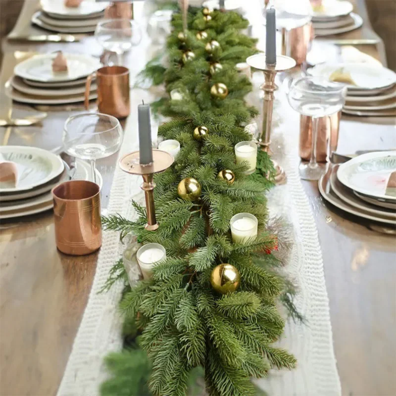 Kerstdecoratie: dennennaalden, cipressenbladeren, dennenboombladeren, nep-deurhanger, nep-rotanwanddecoratie