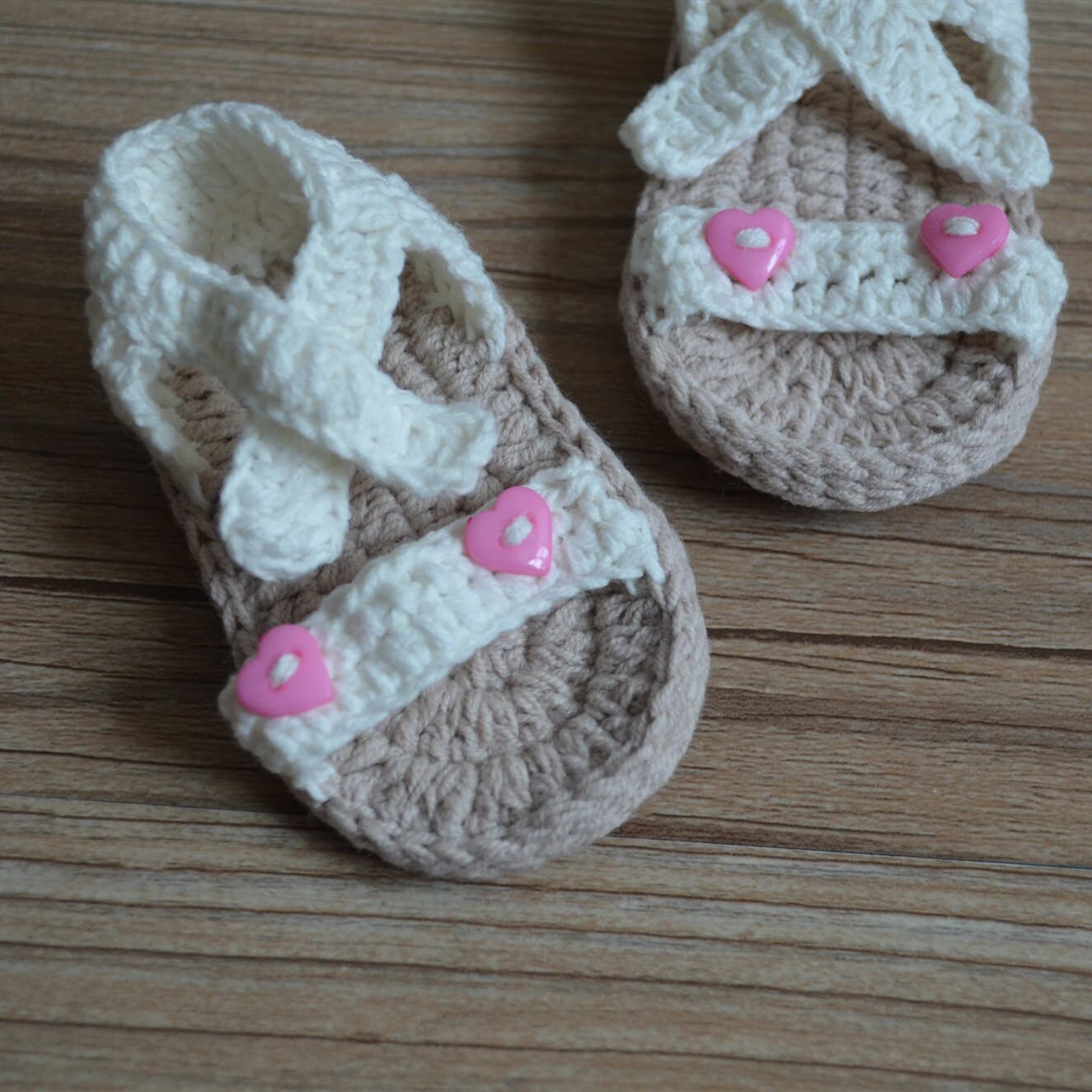 Zapatos de bebé de ganchillo a mano suela suave Luna Llena 100 días zapatos de lana para bebé, estilo de botón de corazón, nuevas sandalias zapatos de bebé de jardín