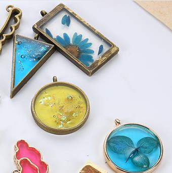 Lote de 10 unidades de abalorios geométricos de , Base de colgante en blanco con marco de Metal de resina epoxi UV, joyería para hacer colgantes DIY