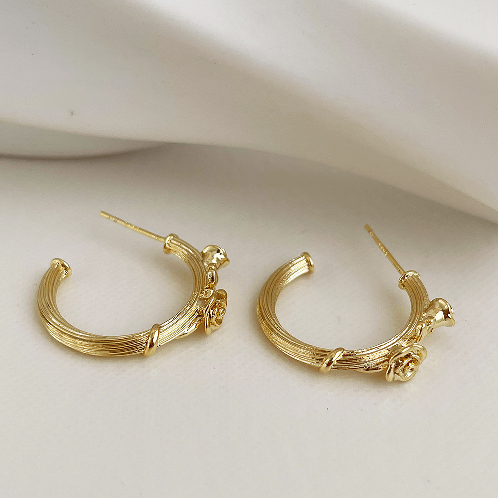 S925 Zilveren Naald Ins Gecontracteerd Gevoel 18K Vergulde Koperen C Vorm Persoonlijkheid Koude Wind Oorbellen