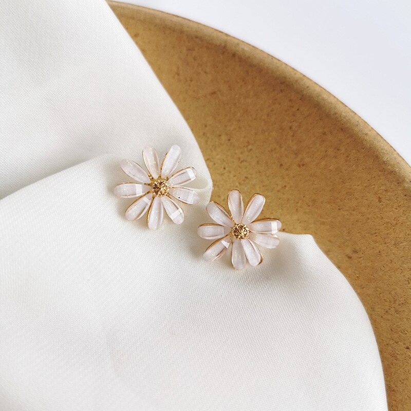 Women Spring Summer Temperament Small Fresh White Flowers Clip On Earrings Simple Small Daisy Earrings Pierced Ear Clip Female