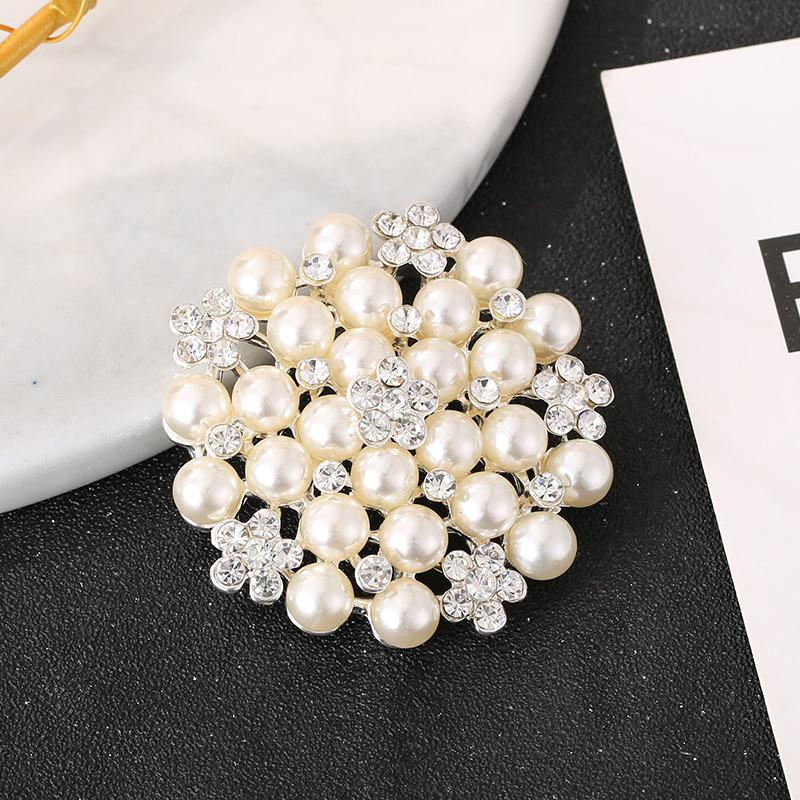 Nuevos broches brillantes de flores de sol para mujer, broche de lujo con perlas grandes y diamantes de imitación, alfileres, joyería, accesorios para traje, de boda: Color amarillo claro