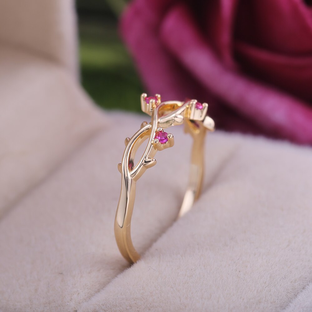 Huitan romantische damesringband twist luxe nobele gouden kleur met rozerode kubieke zirkonia steen damessieraden