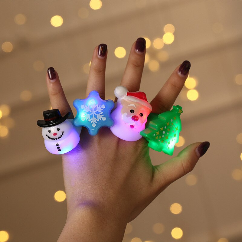 Julbal fest finger ljus glödande leksaker gamla människor snöflingor julgran snögubbe ring ornament