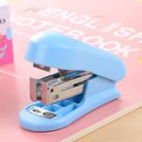 Mini hæftemaskine og hæftesæt 400 hæfteklammer søde studerende papirvarer kontorartikler tre farver valgfri: Blå